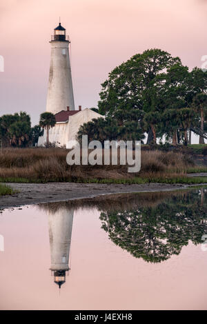 Fumé matin à la phare, la Wildlife Refuge, en Floride. Cette photo a été prise le matin après un brûlage contrôlé. L'incendie était stil Banque D'Images