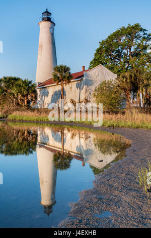 La phare dans la réflexion, la Wildlife Refuge, en Floride Banque D'Images