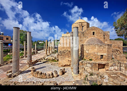 L'église d'Agia Kyriaki ) Entouré par les ruines de l'ancienne basilique chrétienne de Panagia Chrysopolitissa (4e centure AD) Paphos, Chypre. Banque D'Images