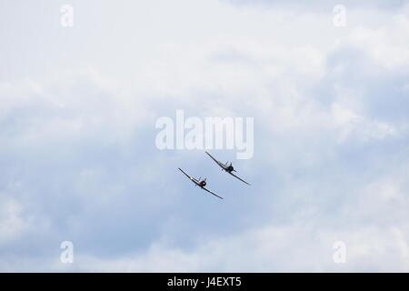 Voltige avion, deux des avions volant ensemble à un meeting aérien. Banque D'Images