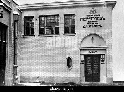 Cette image de 1907 montre un garage Mercedes Benz situé sur Neglinny Lane à Moscou, un emplacement clé dans l'histoire de l'automobile russe au début du XXe siècle. Le garage reflète l'introduction des voitures de luxe en Russie pendant cette période. Banque D'Images