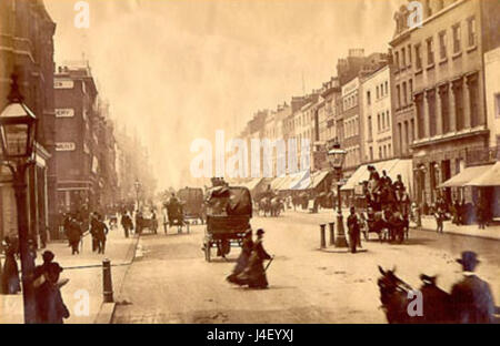 Cette vue historique d'Oxford Street vers l'ouest depuis Duke Street montre l'emplacement où Selfridges, un grand magasin britannique, se trouve sur la droite. L'image capture la scène urbaine animée dans l'un des quartiers commerçants les plus fréquentés de Londres. Banque D'Images
