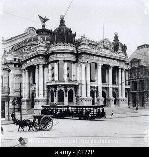 Le Teatro Municipal de Rio de Janeiro, au Brésil, est un grand lieu culturel et un symbole du riche patrimoine artistique de la ville. Cette représentation de 1908 met en valeur son élégance architecturale, qui comprend des influences européennes et brésiliennes complexes. Banque D'Images