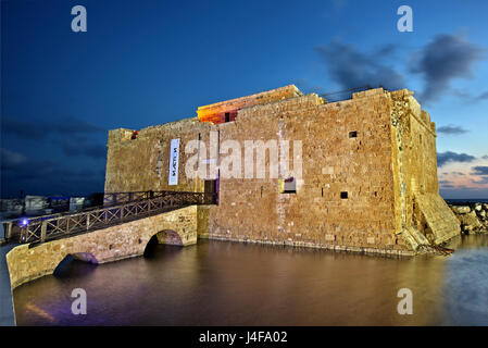 Le château de Paphos, dans le 'blue' heure, Chypre.de Paphos est sur des 2 Capitales européennes de cullture pour 2017. Banque D'Images