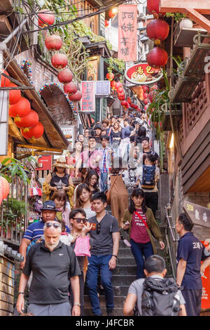 Les touristes à pied vers le bas en étapes célèbre Jiufen Old street Banque D'Images