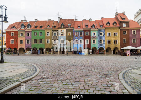 POZNAN, Pologne - 04 août 2014 : Une rangée de maisons du xvie siècle à l'ancien marché de Poznan sur août 04, 2014. La Pologne. Banque D'Images