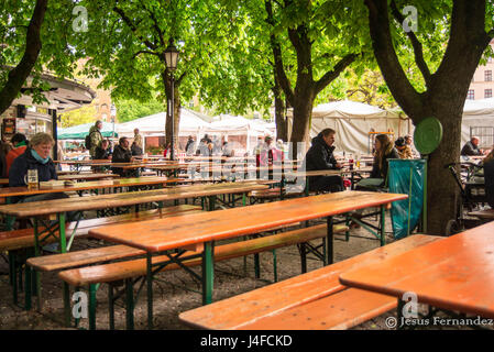 Germany-May,Munich 9,2017:Les gens parlent et boivent de la bière à un beergarden près de Marienplatz Banque D'Images