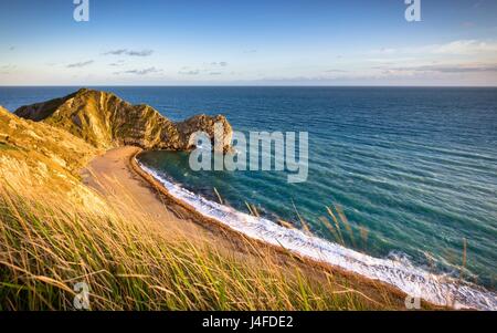 La Durdle Door dans la luminosité de l'après-midi à la côte jurassique, Dorset, UK Banque D'Images