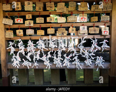 Mikuji ema et plaques votives dans un temple shintoïste Banque D'Images