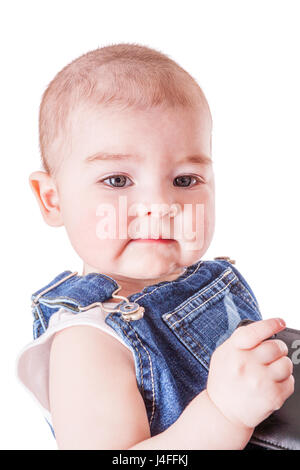 Bébé garçon sérieux pointant isolé sur fond blanc Banque D'Images