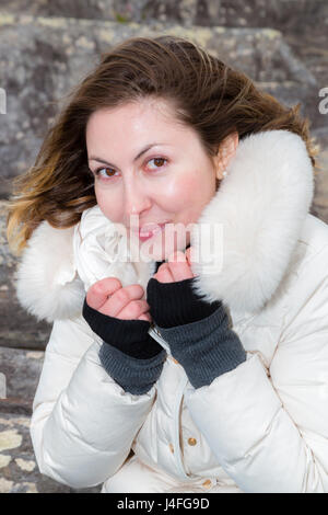 Belle jeune femme avec col de fourrure et l'anorak Banque D'Images