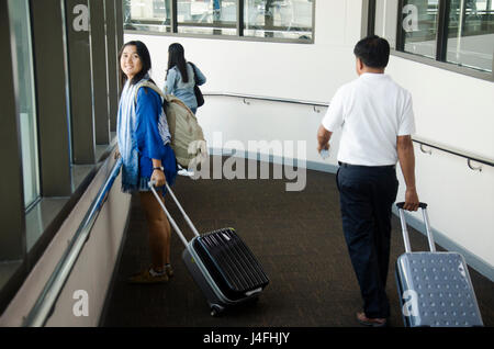 Les femmes thaïlandaises et les personnes à pied et faites glisser une assurance rendez-avion à l'Aéroport International de Don Mueang pour Loei voyage le 21 février 2017 dans Ba Banque D'Images
