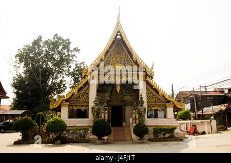 Wat Si Muang Khun thai temple pour les personnes se respectent et prier avec les voyageurs personnes visitent et voyager à Chiang Khan le 21 février 2017 à Loei, Thai Banque D'Images