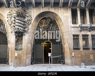 Le Palau Güell, un manoir conçu par l'architecte Antoni Gaudí pour le magnat industriel Eusebi Güell, dans El Raval, Barcelone, Espagne. Banque D'Images