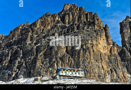 Refuge Rifugio Auronzo à la face sud des pics Tre Cime di Lavaredo, Drei Zinnen, Dolomites, Tyrol du Sud, l'Alto Adige, Italie Banque D'Images