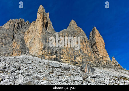 Rochers et éboulis sous la face sud des trois pics Montagnes, Tre Cime di Lavaredo, Drei Zinnen, Dolomites de Sesto, le Tyrol du Sud, Trentino-Alto Banque D'Images