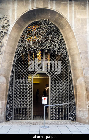 Le Palau Güell, un manoir conçu par l'architecte Antoni Gaudí pour le magnat industriel Eusebi Güell, dans El Raval, Barcelone, Espagne. Banque D'Images