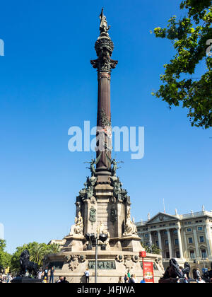 Une statue de Christophe Colomb sur le dessus d'une colonne à la fin de La Rambla, Barcelone, Espagne. Banque D'Images