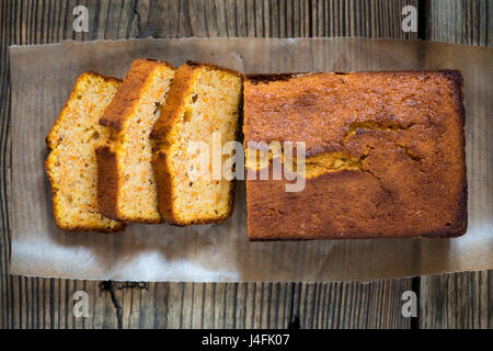 Quatre-quarts Maison cuit dans un moule à pain sur une planche en bois (vue de dessus Banque D'Images