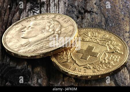 Vreneli suisse des pièces d'or sur fond de bois rustique Banque D'Images