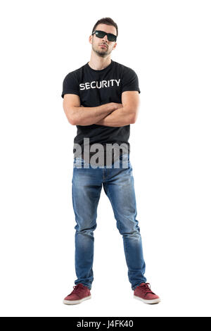 Videur macho ou flic infiltré en civil looking at camera avec bras croisés. La pleine longueur du corps portrait isolé sur fond blanc studio. Banque D'Images