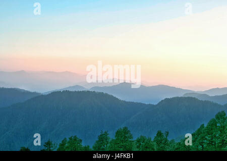 Montagnes superposées dans le parc national de l'Himalaya, Himachal Pradesh, Inde. Trekking dans les montagnes enneigées de la vallée de Shyama dans l'Himachal Pradesh. Banque D'Images