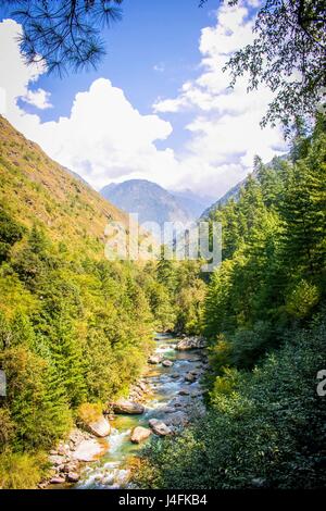 Montagnes vertes superposées et rivière Parvati dans le parc national du Grand Himalaya, Himachal Pradesh, Inde. Trekking dans les montagnes enneigées de la vallée de Shyama. Banque D'Images