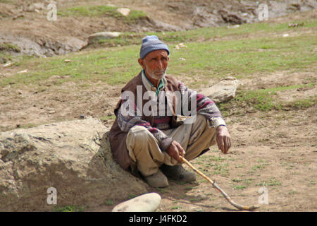 Srinagar, Inde. 12 mai, 2017. Un homme de cheval en attente d'en Sonamarg, au nord de Srinagar, au Cachemire sous contrôle indien Vendredi 12 mai 2017 Le réseau routier national Srinagar-Leh reliant le Ladakh au Cachemire Valley Credit : Umer Asif/Pacific Press/Alamy Live News Banque D'Images