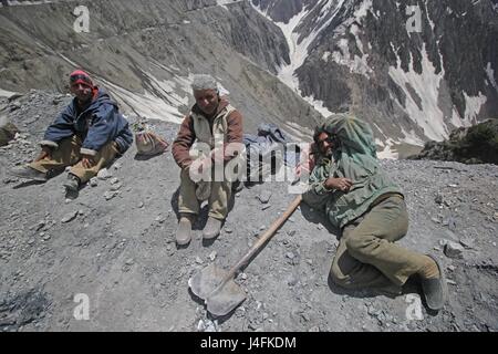 Srinagar, Inde. 12 mai, 2017. Ouvriers prendre le reste près de l'Zojila Pass, à environ 110 km (68 milles) au nord de Srinagar, au Cachemire sous contrôle indien Vendredi 12 mai 2017 Le réseau routier national Srinagar-Leh reliant le Ladakh au Cachemire : Crédit Umer Asif/Pacific Press/Alamy Live News Banque D'Images