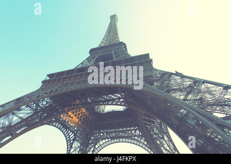 Tourné à l'angle de la Tour Eiffel à Paris, France. Retro style Banque D'Images