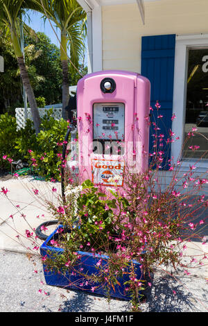 Ancienne pompe à gaz rose à Boca Grande à Gasparilla Island en Floride Banque D'Images