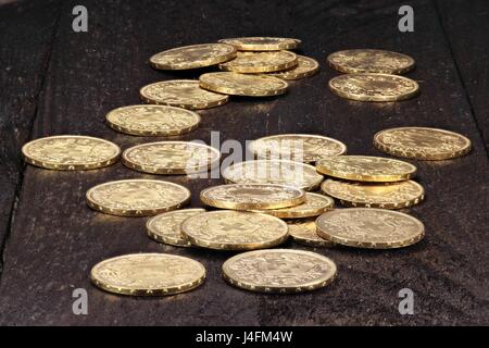 Vreneli suisse des pièces d'or sur fond de bois rustique Banque D'Images