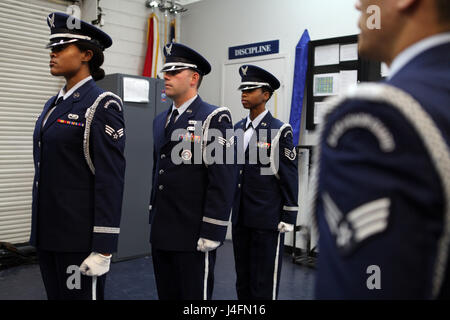 Les Aigles Bleus sur la garde d'honneur Garde de cérémonie aviateur Senior Joseph Trujillo (centre) tombe en mars pour inspection au Air Reserve Base sur la garde d'honneur le 14 janvier 2016, construction, avant de se rendre à un enterrement au Cimetière National détail Riverside à Riverside, en Californie. Les membres de l'équipe doivent s'assurer que leurs uniformes de cérémonie sont parfaits avant de rendre honneur à tombé. (Photo de la Garde nationale aérienne d'un membre de la 1re classe Chatham Cristal Housman)(1992) Banque D'Images