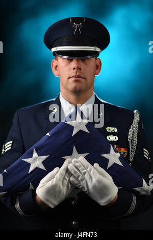 Joseph Senior Airman Trujillo de la 163d de l'Escadron de soutien de la Force à mars Air Reserve Base, Moreno Valley, Californie, est également une cérémonie de la garde d'Aigles Bleus de base sur la garde d'honneur. En tant que garde, Trujillo est toujours en quête de perfection, qu'il dit est un objectif irréalisable. 'Vous n'avez pas vraiment quoi que ce soit, maître' Trujillo a dit. "Vous êtes toujours en quête d'être parfait, mais vous n'allez jamais y arriver.' (Air National Guard Photo par un membre de la 1re classe Housman Crystal)(1992) Banque D'Images