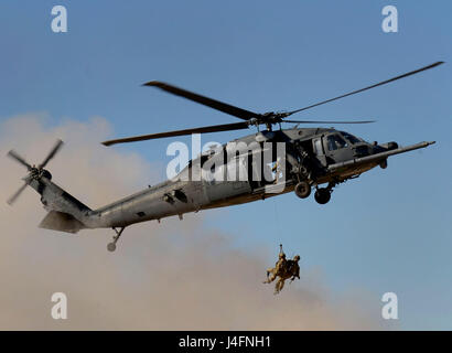 Le s.. Août O'Neil, Air Force blessés, et membre pararescueman et blessés, le s.. Nick Robillard, sont descendus d'un HH-60G Pave Hawk lors de la cérémonie d'ouverture de la 2016 Essais de l'US Air Force le 26 février 2016 à Nellis Air Force Base, Nevada c'était la première fois qu'O'Neil repoussée d'un aéronef comme le maintien d'une blessure par balle à la jambe qui a donné lieu à une amputation sous le genou. O'Neil est la première pararescueman à votre retour au travail après un membre amputé. (U.S. Photo de l'Armée de l'air par le sergent. DeAndre Curtiss) Banque D'Images