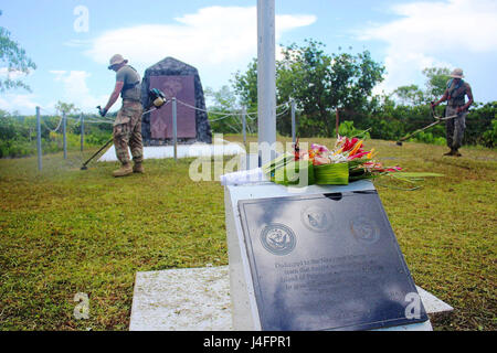 (PELELIU, République des Palaos) - Fleurs reste sur un monument commémoratif de la Seconde Guerre mondiale qui se trouve au sommet d'une colline surplombant la plage d'Orange sur les petites îles du Pacifique de Peleliu. Les Marines américains de la Première Division de marines, et, plus tard, des soldats de l'armée américaine le 81e Division d'infanterie, se sont battus pour prendre une piste sur la petite île de corail. Cette bataille faisait partie d'une plus grande campagne offensive connue sous le nom d'opération butineur, qui s'est déroulé de juin à novembre 1944, dans le théâtre du Pacifique. Des milliers de Marines américains morts au combat pour prendre l'île durant la Seconde Guerre mondiale. Les membres de service attribué à l'équipe d'action civique(C Banque D'Images