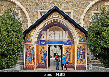 L'une des portes de monastère de Kykkos, le plus important monastère de Chypre, sur les montagnes de Troodos. Banque D'Images