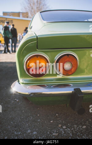 Vue arrière de voiture rétro classique. Gros plan sur la lumière de queue ancienne verte. Focus sélectif. Banque D'Images