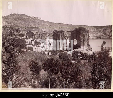 La photographie de Giorgio Sommer du Tempio di Venere à Baja représente les ruines de l'ancien temple romain. L'image capture les colonnes et les structures restantes du temple, offrant un aperçu de l'architecture romaine dans la région méditerranéenne. Banque D'Images