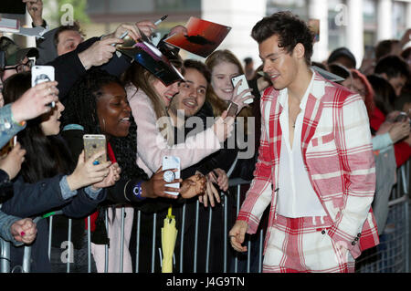 Harry Styles arrivant à BBC Broadcasting House de Londres avant d'une comparution à la radio 1 Breakfast Show avec Nick Grimshaw. Banque D'Images