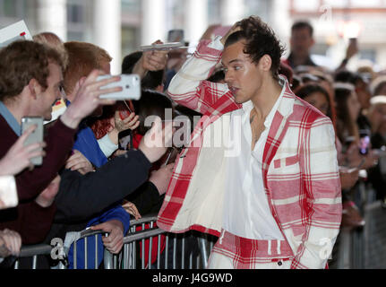 Harry Styles arrivant à BBC Broadcasting House de Londres avant d'une comparution à la radio 1 Breakfast Show avec Nick Grimshaw. Banque D'Images