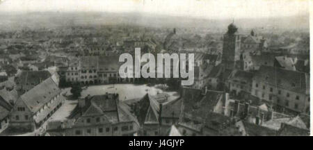 La vue panoramique sur le centre de Sibiu offre une large perspective de cette ville historique roumaine, connue pour son architecture médiévale bien préservée et son patrimoine culturel dynamique. Banque D'Images