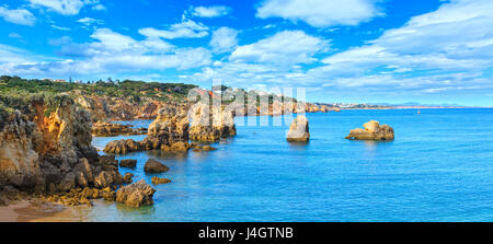 Paysage de la côte atlantique de l'été avec des formations rocheuses près de la plage Praia dos Arrifes, Albufeira, Algarve, Portugal. Trois coups stitch panorama. Banque D'Images