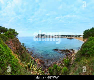 La plage de La Fosca matin d'été paysage, Palamos, Girona, Costa Brava, Espagne. Trois coups de feu croix de droit. Banque D'Images