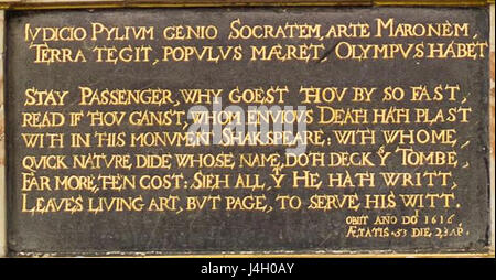 Cette plaque commémore l'héritage de William Shakespeare, le célèbre dramaturge et poète anglais. La plaque est probablement un hommage à sa contribution à la littérature, marquant l'importance de son travail dans l'histoire et la culture. Banque D'Images
