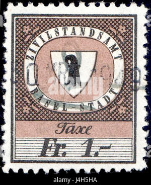 Un timbre de recettes du bureau d'enregistrement suisse de Bâle de 1939, d'une valeur de 1 franc et 16 centimes. Ce timbre-poste historique présente des motifs reflétant les systèmes postaux de eraâ€™ en Suisse. Il faisait partie d'une collection de documents officiels et a été largement utilisé dans des contextes juridiques et administratifs au cours de la période. Banque D'Images