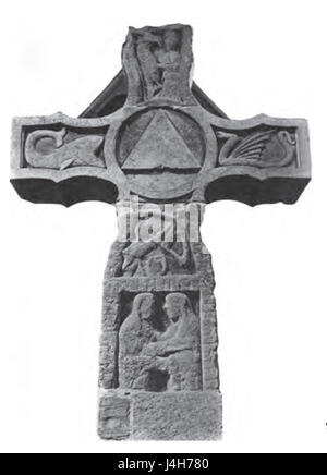 La croix de Ruthwell est une croix anglo-saxonne importante en pierre située en Écosse. Sa face sud présente des sculptures complexes représentant des scènes de la Bible, offrant un aperçu rare de l'art chrétien primitif en Grande-Bretagne. Ce monument historique date du VIIIe siècle et est un élément clé du patrimoine religieux médiéval. Banque D'Images
