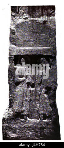 La croix de Ruthwell est une croix anglo-saxonne située en Écosse, remarquable pour ses sculptures détaillées. La face Sud présente l'Annonciation, une scène biblique représentant l'ange Gabriel annonçant à la Vierge Marie qu'elle concevra Jésus, un moment charnière de la théologie chrétienne. Banque D'Images