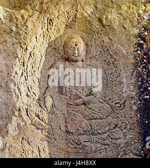 Bouddha assis sculptés sur le Rock à Donghwasa temple à Daegu, Corée du Sud Banque D'Images