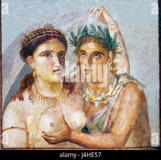 Une représentation restaurée du Satyre et de la Maenad, une œuvre d'art grecque ancienne conservée au Musée archéologique national de Naples, en Italie, mettant en valeur le couple mythique dans le classique multiplié Banque D'Images